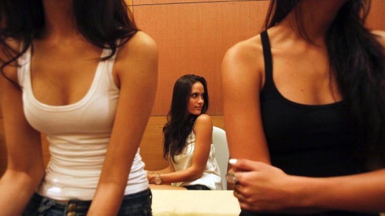 Мъжете първо гледат жените в очите.  Снимка: Reuters