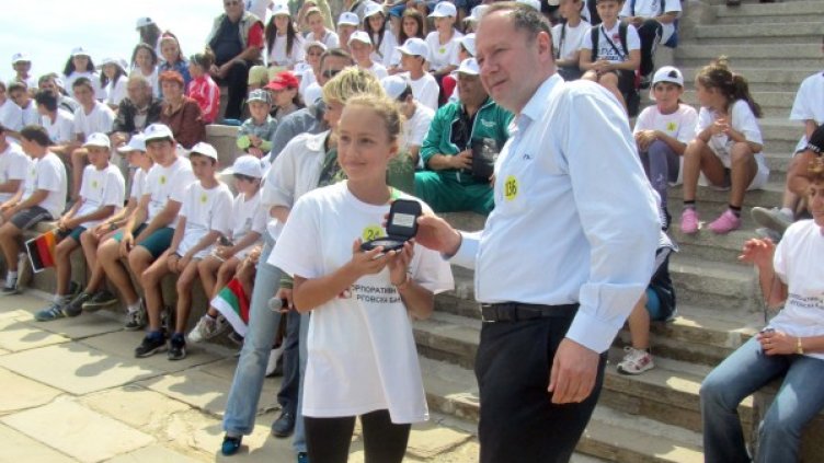 Михаил Миков изкачи стъпалата към Шипка. Снимка: БТА