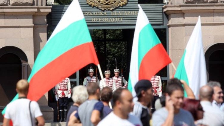 Контрапротестиращите се събраха отново. Снимка: БТА