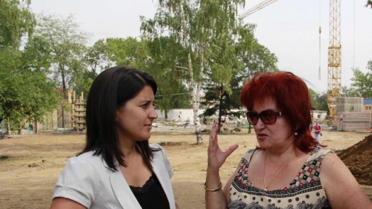Ирина Савина (вляво) инспектира строителството на нова сграда към ОДЗ 23, в кв. "Горубляне"