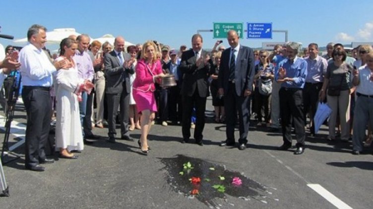 В края на юли министър Терзиева откри новоизградения магистрален участък Долна Диканя-Дупница. Снимка: БТА