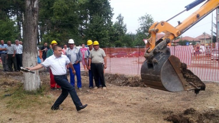 Кметът на Омуртаг Неждет Шабан разби бутилка шампанско и бе направена първата копка по проект за обновяване на градския парк.Снимка: БТА