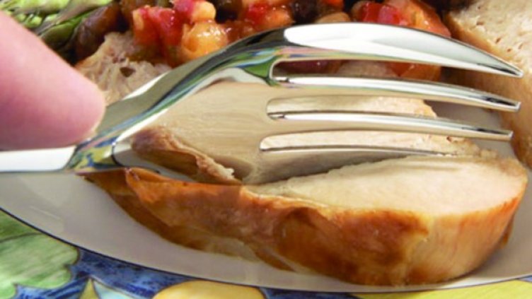 "Knork" е заточен по специален начин по двата ръба, така че да не порязва устната или езика на хранещия се. Снимка: Facebook