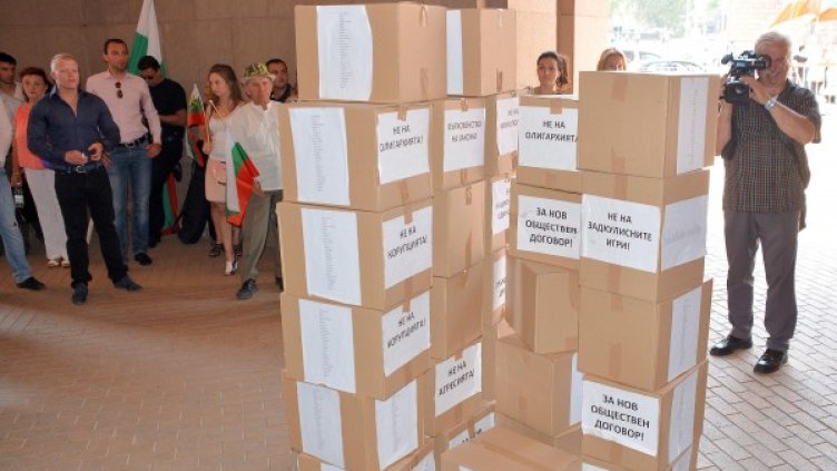 Кашоните с подкрепа от предишната среща. Снимка: архив, Булфото