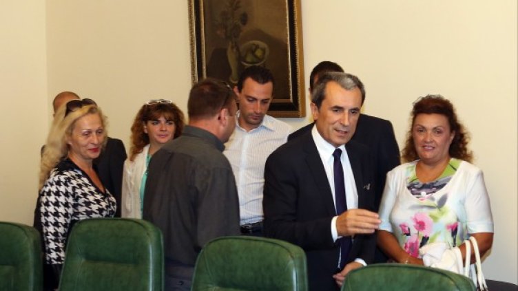 Премиерът с контрапротестиращите. Снимка: БТА