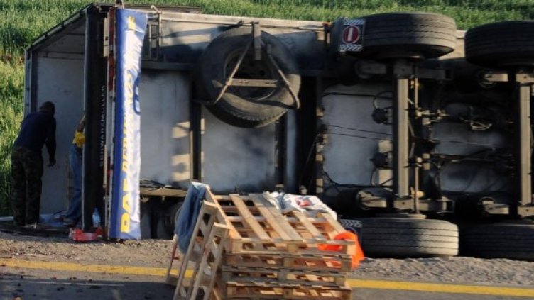 ПТП-то е станало тази сутрин, шофьорът на ТИР-а не е пострадал. Снимка: архив, Булфото