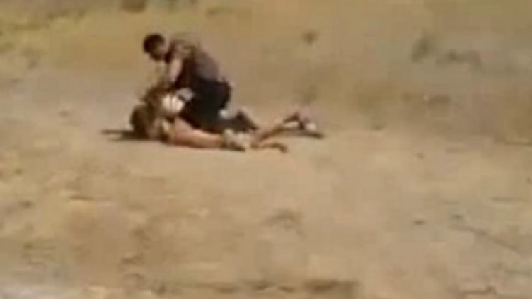 Бруталната битка. Кадър: YouTube