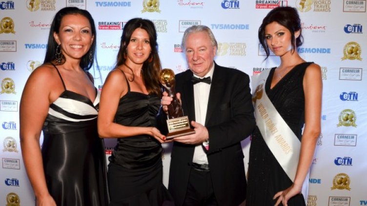 Лично основателят на Световните туристически награди Греъм Кук връчи приза за "Най-добър бутиков хотел" на България за 2013 г. на представителите на хотел-галерия &bdquo;Графит&rdquo;.