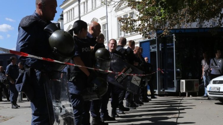 Два реда полиция варди протестиращите от депутатите. Снимка: БТА