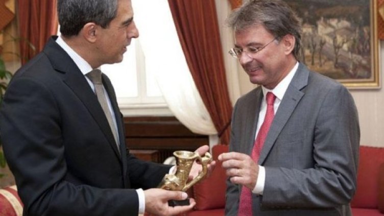 Плевнелиев дари Отие с реплика на ритон от Панагюрското златно съкровище. Снимка: Президентство