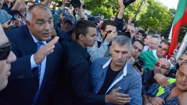 Борисов се радва на симпатизанти по време на голямото посрещане. Снимка: Булфото