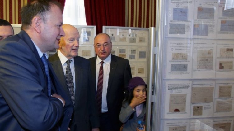 Миков и Сакскобургготски на откриването на Международния филателен салон. Снимка: БТА