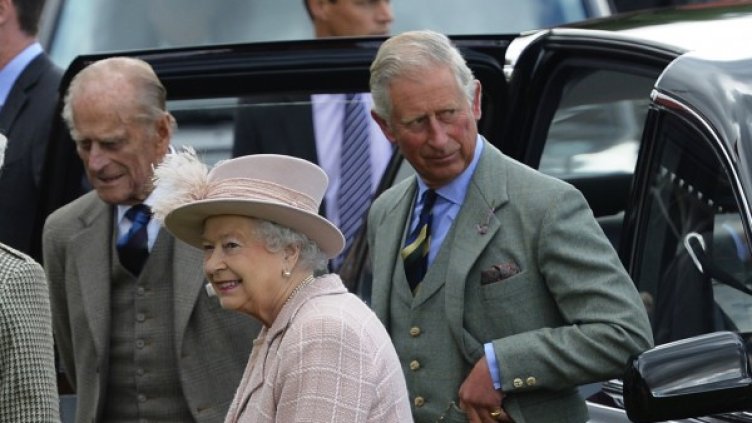 Кралица Елизабет Втора със съпруга си Филип и принц Чарлз. Снимка: Ройтерс