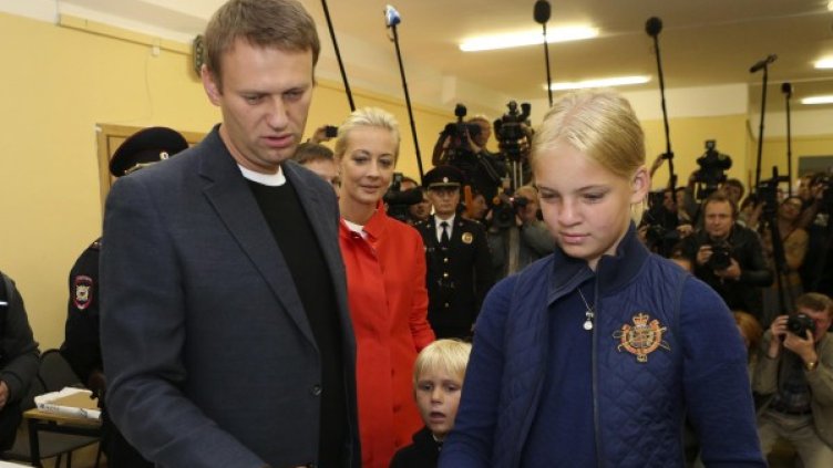 Навални гласува със своето семейство. Снимка: Reuters