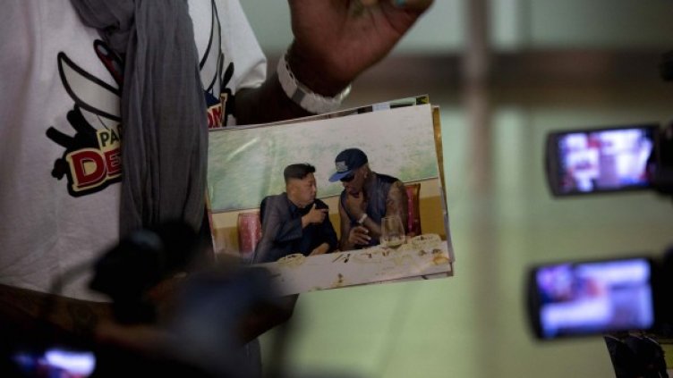 Денис Родман показва своя снимка с Ким Чен Ун. Снимка: БТА