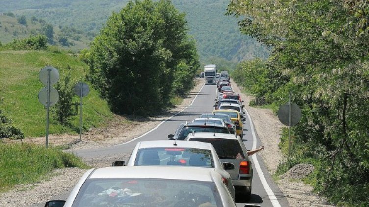 Колони от коли по Е-79. Снимка: архив, Булфото