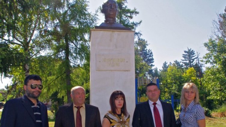 Тодор Славков, кметът на село Одърне Свилен Огнянов, Евгения Живкова и кметът на Община Пордим Илиян Александров. Снимка: Булфото