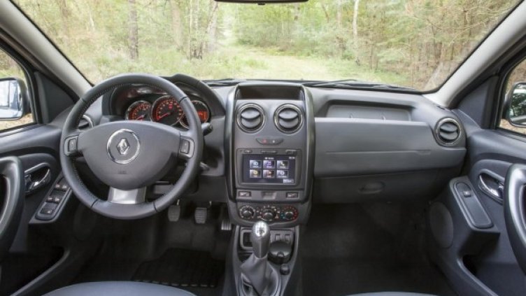 Интериорът на руската версия на Duster (там моделът се продава като Renault). Снимка: Dacia
