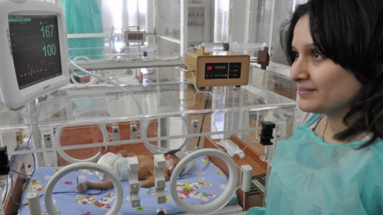 Сирийката Хала и бебето Аднан Снимка: Булфото