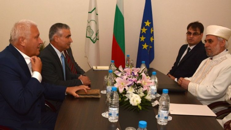 Главният мюфтия се срещна с депутати. Снимка: БулФото