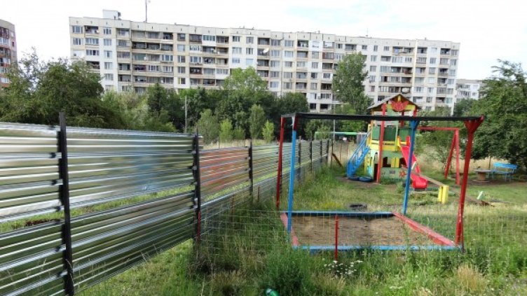 Багери изринаха до основи детски кът в "Младост" 4