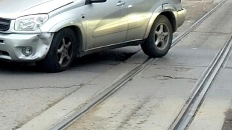 Шофьорът на лекия автомобил е останал на мястото на инцидента, където продължават следствените действия. Снимка: архив, Булфото