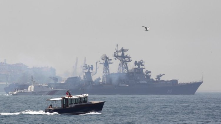 "Сметливий" минава Босфора. Снимка: Reuters