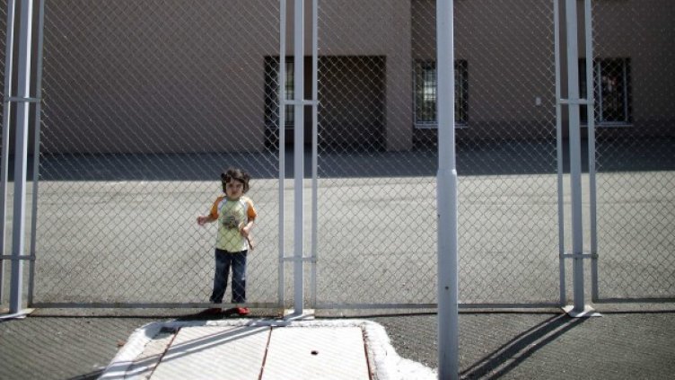 Дете бежанец от Сирия в лагера в Любимец. Снимка: Ройтерс