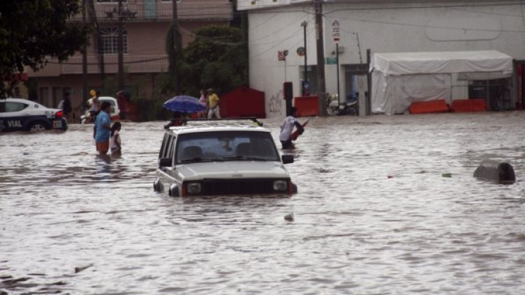 Тропическа буря и ураган предизвикаха наводнения и свлачища в Мексико. Снимка: Reuters