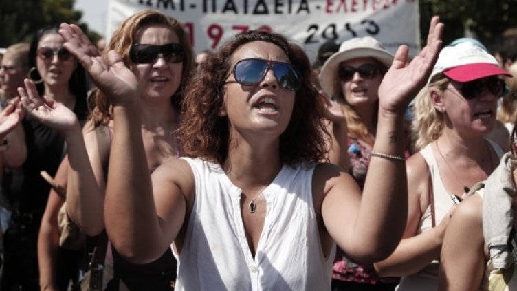 Протест на университетски преподаватели и служители миналата седмица в Атина. Снимка: Reuters