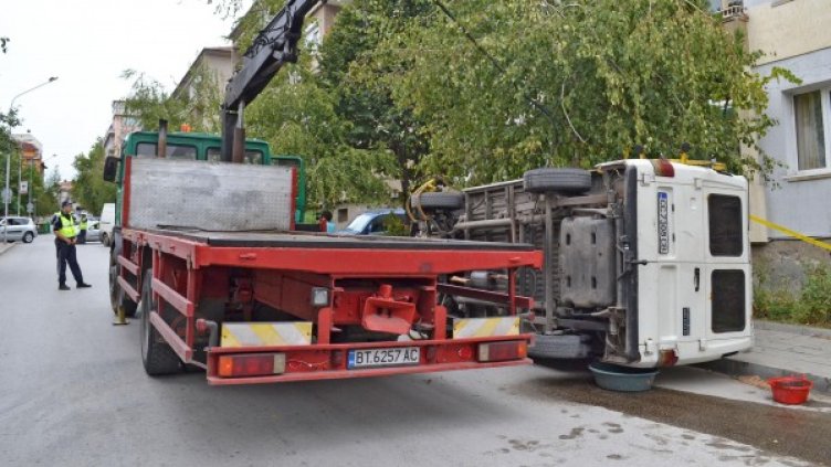 Паяк изпусна бус, пострада служител