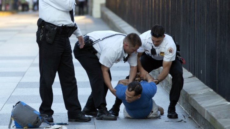 Задържат мъжа, хвърлил бомбички през оградата на Белия дом. Снимка: БТА