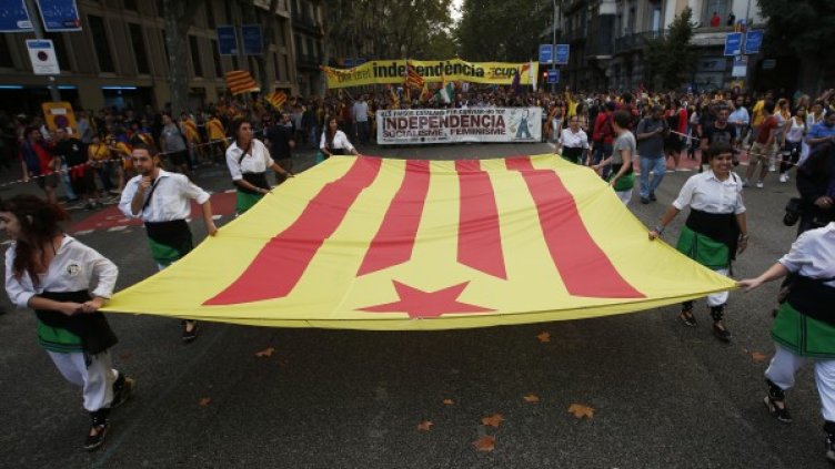 Над 400 000 каталунци образуваха жива верига. Снимка: Reuters