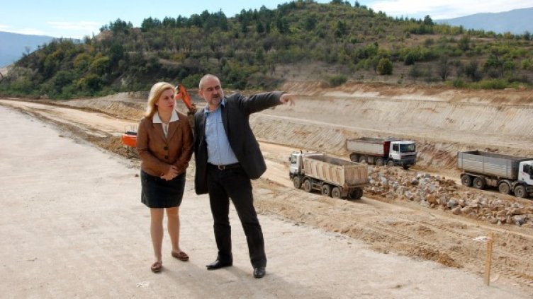 Терзиева и шефът на АПИ на "Струма". Снимка: БТА