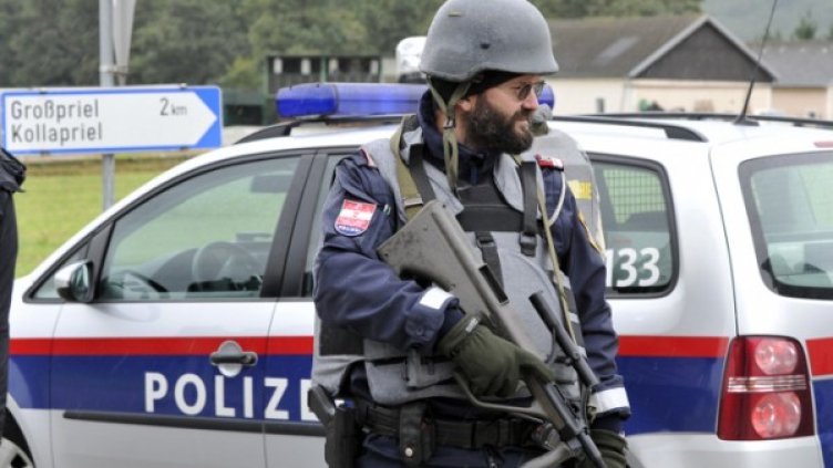 Спецчастите са обкръжили фермата, в която се е барикадирал стрелецът. Снимка: БТА