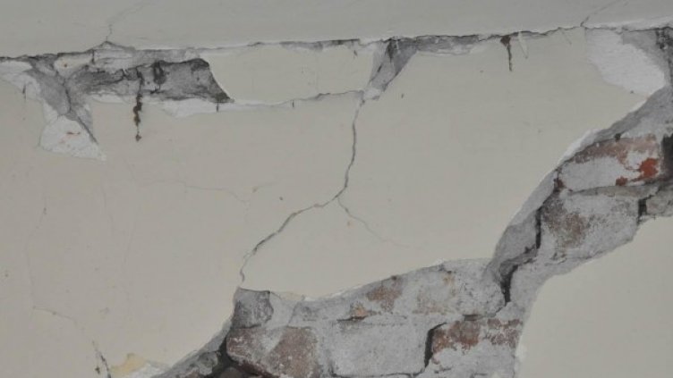 По някои от сградите има леки щети. Снимка: Булфото, архив