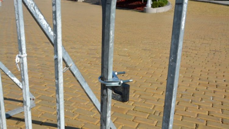 Заключени заграждения и липса на хора. Снимка: Булфото