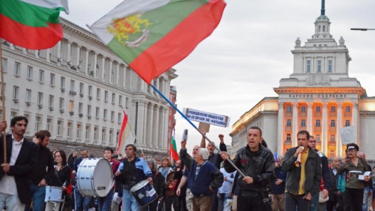 Протестиращи на площад "Независимост". Снимка: Булфото