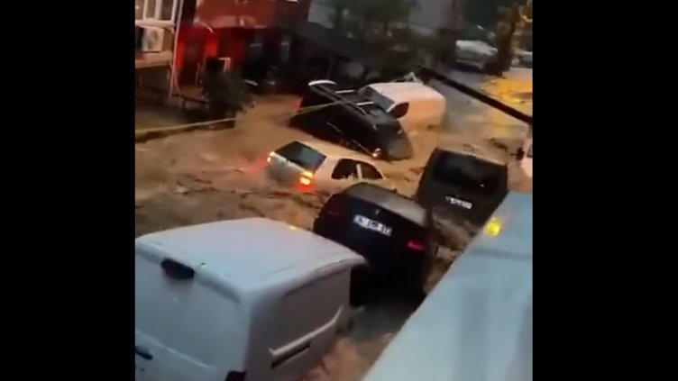14-годишно дете загина заради пороя в Истанбул, хаос и наводнения в града