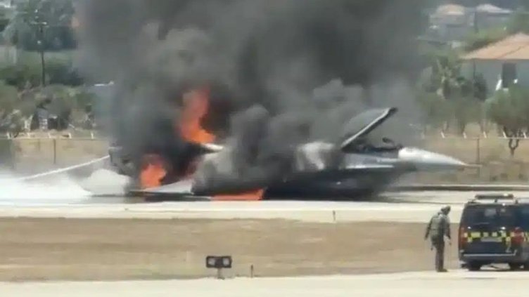 Гръцки F-16 кацна аварийно и се запали на летището в Закинтос ВИДЕО