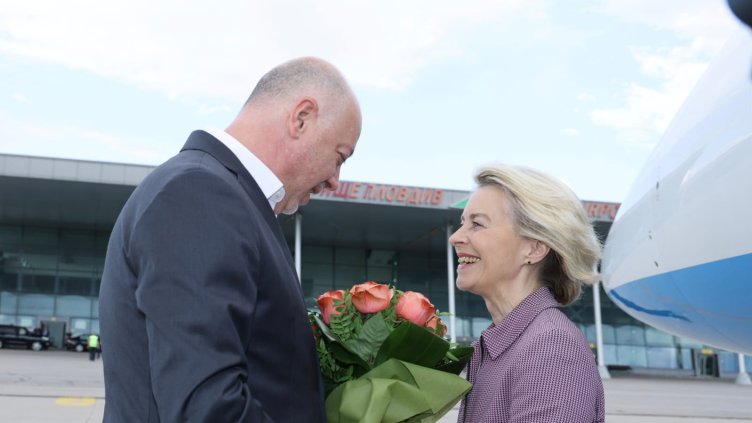 Росен Желязков посрещна Урсула фон дер Лайен на летището в Пловдив 