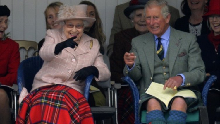 Кралица Елизабет II и принц Чарлз на надбягване с чували. Снимка: Reuters