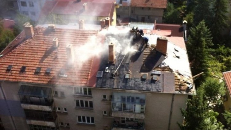 Два екипа на пожарната са се отзовали и гасят. Снимка: Булфото