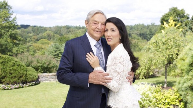 Сорос и 42-годишната Тамико Болтън. Снимка: Ройтерс