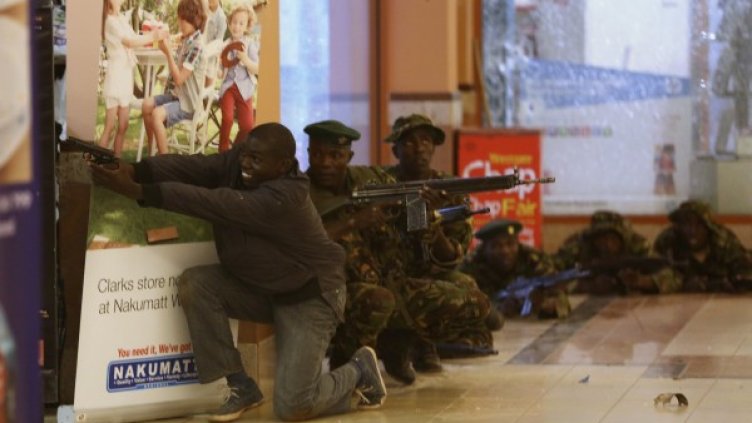 Войници влязоха в търговския център. Снимка: Reuters