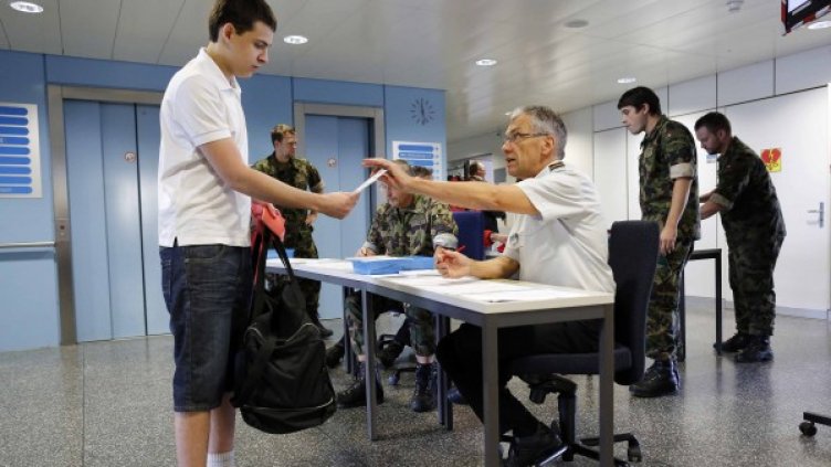 Швейцарците искат наборната военна служба да остане. Снимка: Ройтерс