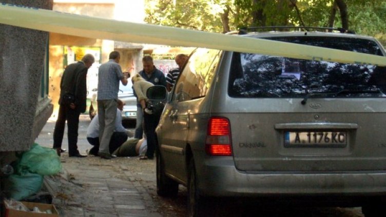 В момента разследващи обикалят района на убийството и търсят улики и следи от покушението. Снимка: Impact Press Group