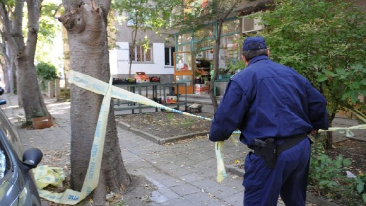 Мястото на разстрела е оградено от полицейска лента. Снимка: Булфото