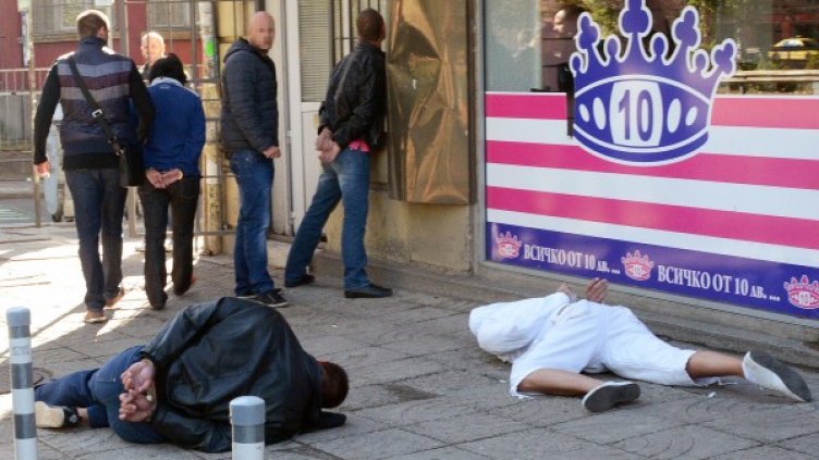 Арестите на Лъвов мост. Снимка: Булфото