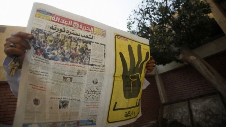 Мъж чете вестника на "Мюсюлмански братя". Снимка: архив, Reuters